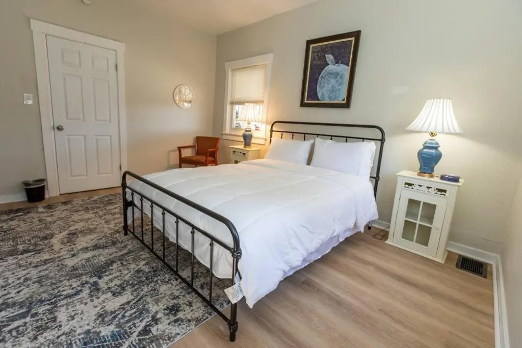 Updated & Comfy Bungalow With Parking Easy Access Pittsburgh