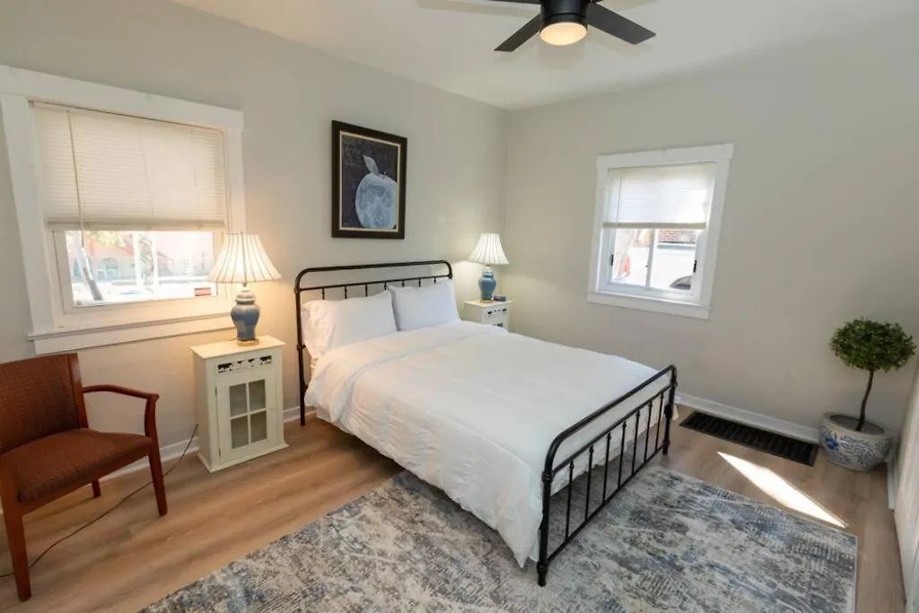 Updated & Comfy Bungalow With Parking Easy Access Pittsburgh