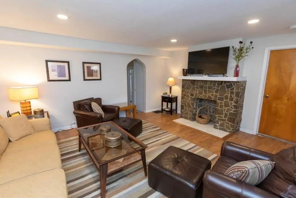 Updated & Comfy Bungalow With Parking Easy Access Pittsburgh Holiday home
