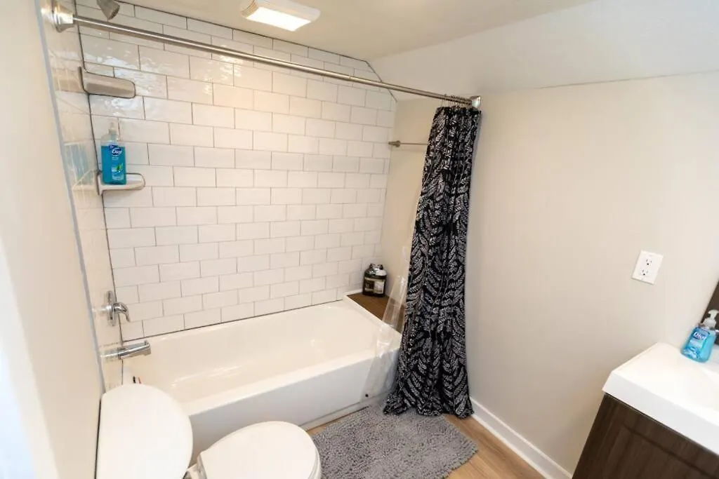 Updated & Comfy Bungalow With Parking Easy Access Pittsburgh